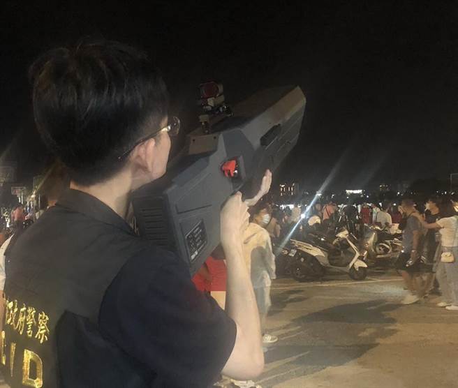 2023年国庆焰火10日晚间在台中市中央公园施放，原规画全国首创以无人机搭载焰火表演，未经申请许可的民间无人机入侵上空，主办单位锁定「狙击」。（民眾提供／陈淑芬台中传真）