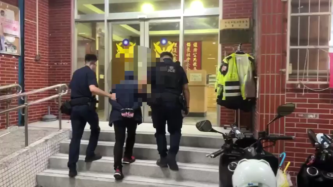 楊姓男子暴怒拿刺刀狂刺，王男身中4刀傷重不治。（翻攝畫面）