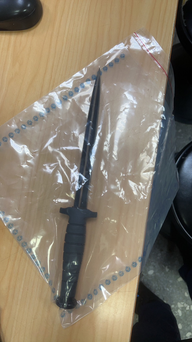 楊男行兇用的刺刀。（翻攝畫面）