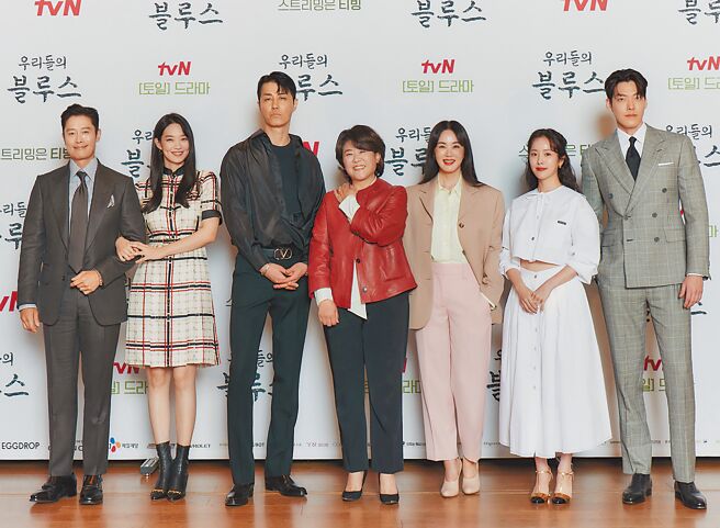 韓劇《我們的藍調時光》由李炳憲（左至右）、申敏兒、車勝元、李姃垠、嚴正化、韓志旼、金宇彬主演。（Netflix提供）