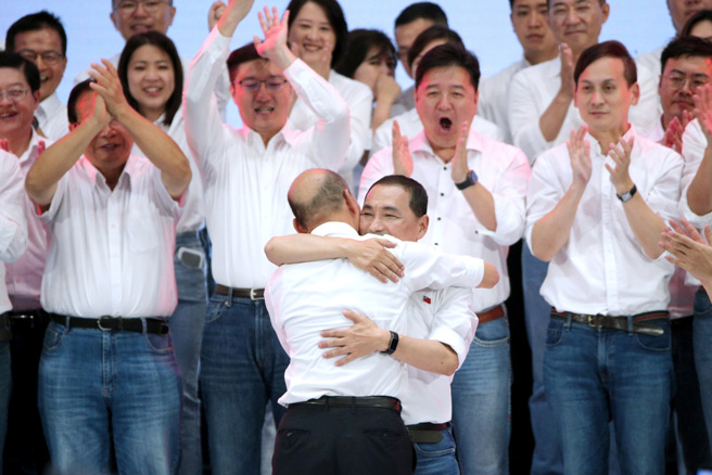 侯友宜(前排中)为国民党总统参选人，前高雄市长韩国瑜(前排背对者)目前扮演在野最强桶箍。（资料照／黄世麒摄）