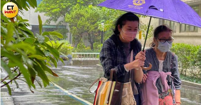 77歲林陳姓老婦人罹患癌症，仰賴每月9萬8000元的標靶藥物救命，龐大醫療費用讓一家人喘不過氣。（圖／黃威彬攝）