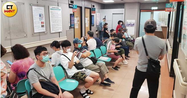 醫療制度日新月異，但健保和保險制度明顯跟不上，各界因而強烈要求改革。（示意圖／CTWANT資料照）