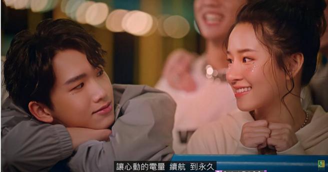 源少年队长黄莑茗跟同年纪的卢以恩，因合拍〈e步e步〉MV结缘，本刊也在7月时捕捉到卢以恩低调到黄莑茗家中约会。（图／取自黄莑茗脸书）