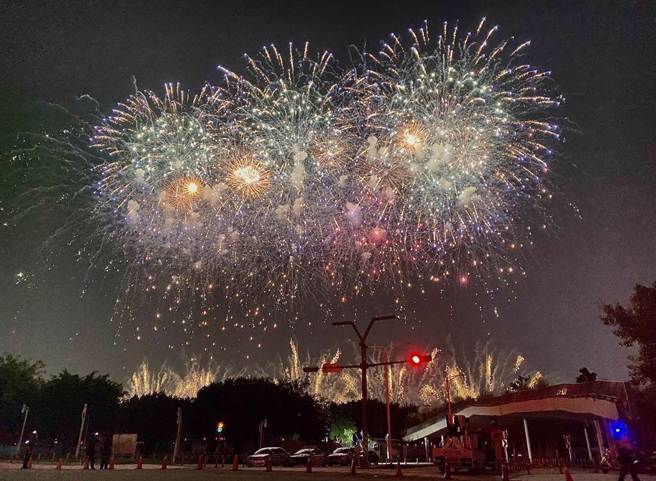 国庆焰火18日晚间在台中市中央公园试放，施放1500发焰火弹，绚丽夺目点亮夜空。（本报资料照／陈淑芬摄）