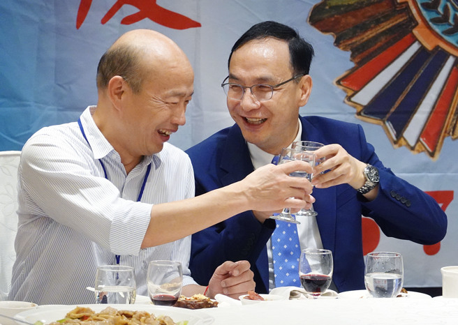國民黨主席朱立倫（右）邀高雄市前市長韓國瑜（左）擔任國民黨副主席。（資料照，姚志平攝）（飲酒過量，有礙健康）