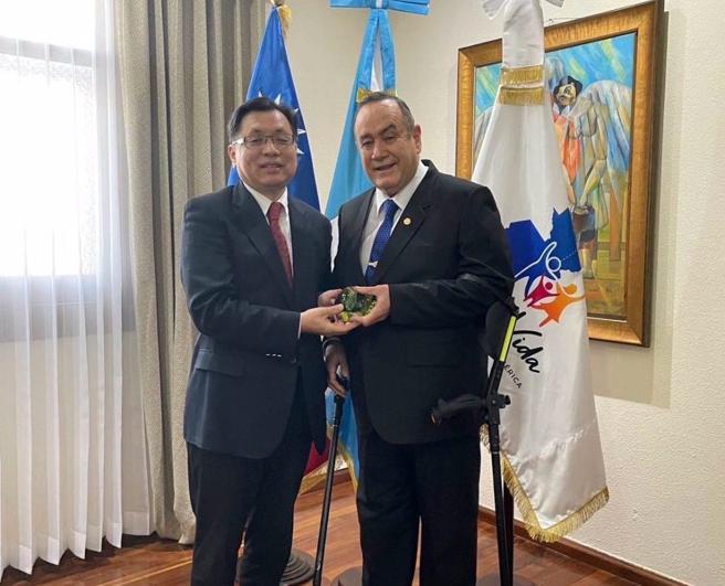 唐荣车辆董事长何义纯(左)中美洲参访，获瓜地马拉总统贾迈岱(右)接见。（图／唐荣车辆）