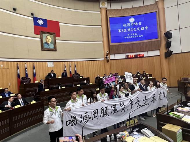 张善政(左二)淡定坐在位置上。（蔡依珍摄）