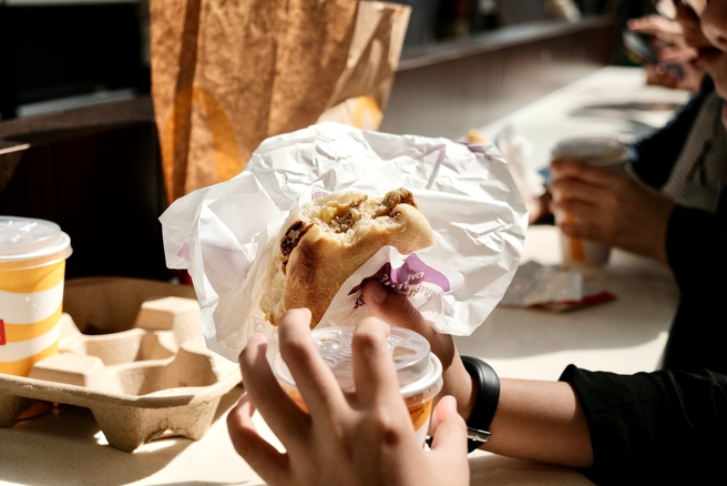 5名奧客在麥當勞裡面煮泡麵，讓一旁用餐的客人全看傻。（示意圖／shutterstock）