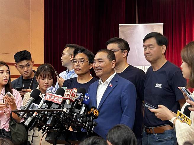 資深媒體人趙少康發起「戰鬥藍再動員 國民黨要過半」活動，國民黨總統參選人侯友宜會前受訪。（陳薏云攝）