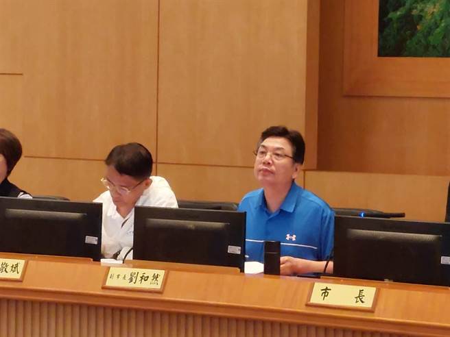 新北市代理市长刘和然（右）今主持市政会议，谈及美猪洗产地议题时表示，要求卫生局随时跟中央保持联络，提供最新资讯给第一线稽查伙伴。（陈慰慈摄）