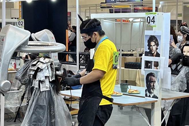 弘光科大学生黄茂畯（右）参加国手选拔时，相当认真。（弘光科大提供）