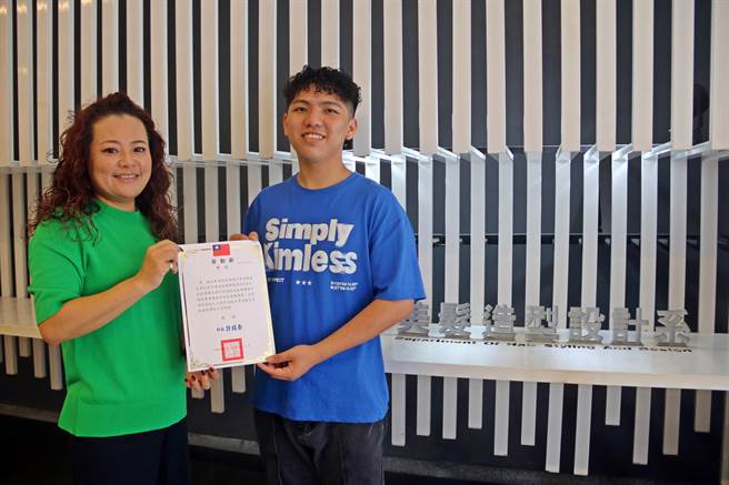 弘光科大学生黄茂畯（右）获选第47届国际技能竞赛国手，劳动部颁奖状感谢指导老师。（陈淑娥摄）