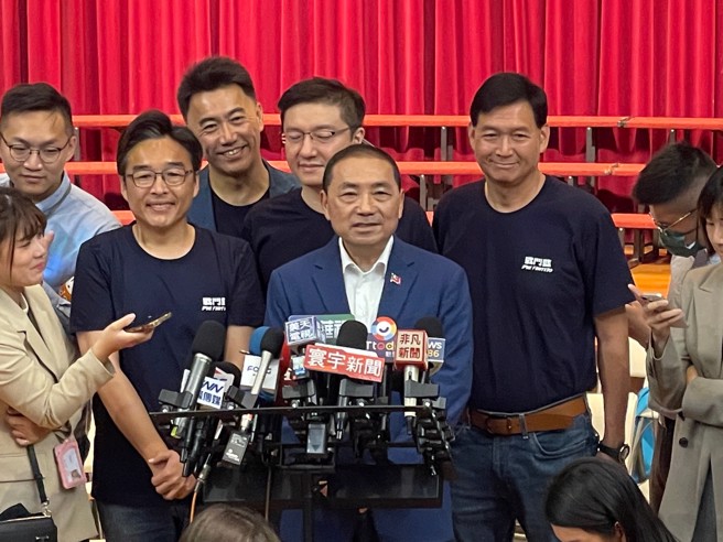 國民黨總統參選人侯友宜（前中）11日受訪表示已與民眾黨主席柯文哲取得聯繫，將會針對藍白合進行討論。（陳信翰攝）