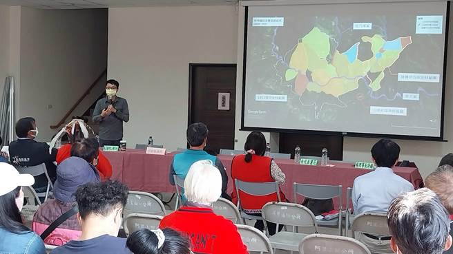 农业部林业及自然保育署嘉义分署在山美部落大会分享第1915号保安林命名成果。（林业署嘉义分署提供／吕妍庭嘉义传真）