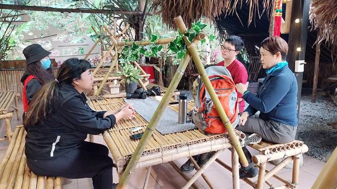 林业保育署嘉义分署委托团队访谈部落族人，了解传统地名及其文化。（林业署嘉义分署提供／吕妍庭嘉义传真）