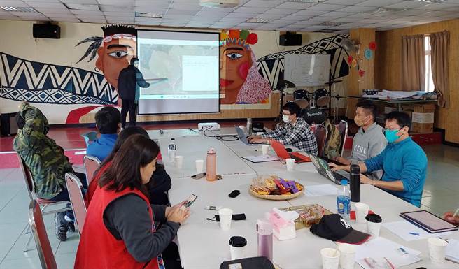 山美部落数位长老、资深猎人及阿里山乡乡民代表安丽花等人共同参与访谈及讨论。（林业署嘉义分署提供／吕妍庭嘉义传真）