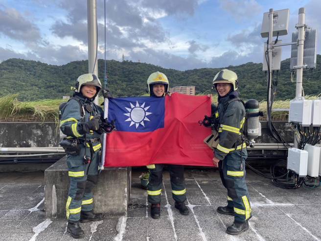另类庆双十！北市消双溪分队拚登高，5分钟重装衝14层「高楼布线」。(消防局提供)