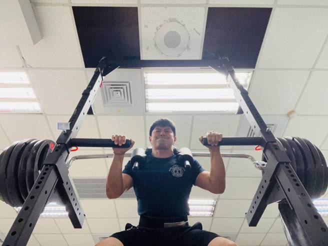 另类庆双十！北市消双溪分队拚登高，5分钟重装衝14层「高楼布线」。(消防局提供)