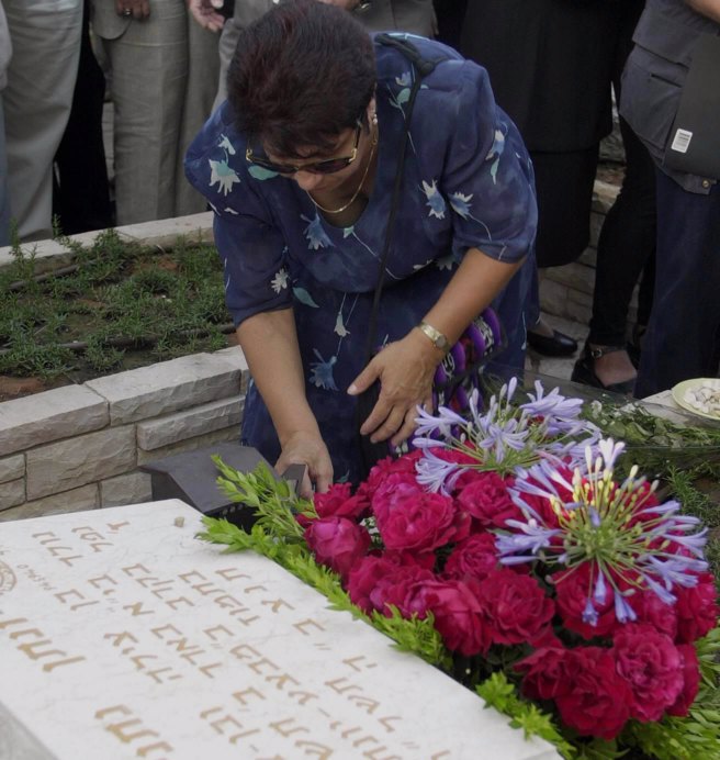图为一名以国妇女在约纳坦的墓前献花。（图 / 新华社）