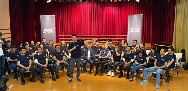 中广董事长赵少康11日发起「战斗蓝再动员 国民党要过半」活动，召集全台湾30位立委参选人召开记者会。（陈信翰摄）