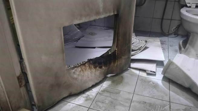 军职女儿拚升等考，但父亲却趁她洗澡泼汽油，二审依犯杀人未遂罪改判5年8月。（中时资料库）