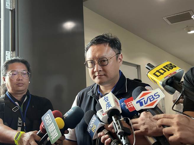 針對國慶焰火提前20分鐘施放，台中市府新聞局長鄭照新代表市府致歉。（林欣儀攝）