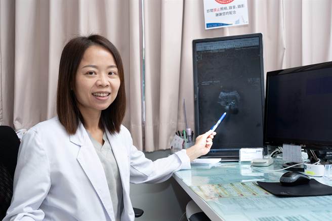 長安醫院婦產科醫師吳佩玲表示，31歲婦人裝避孕器1年多，近日因計畫懷孕要取出，最後透過子宮鏡與腹腔鏡檢查才發現避孕器穿出子宮外。（長安醫院提供／馮惠宜台中傳真）