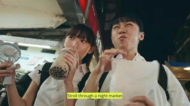 行政院11日公布台湾形象国际宣传影片《Time For Taiwan》，带着外国旅客从早玩到晚。（翻摄自YouTube行政院政策影音站）