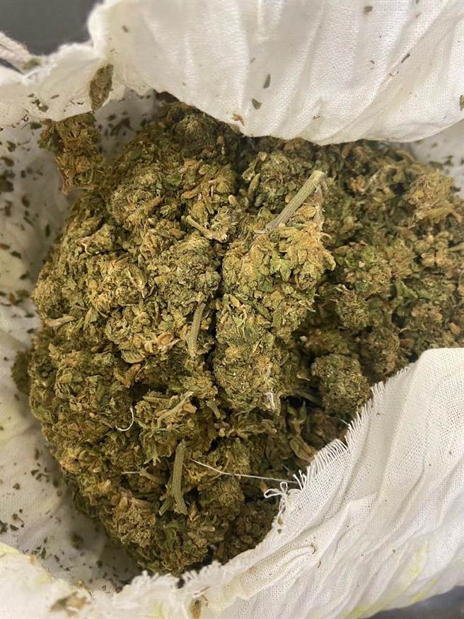 2名男子涉嫌走私大麻花，一開始還辯稱是藥草按摩球。 （翻攝照片／洪靖宜高雄傳真）★《中時新聞網》關心您：保護自己、遠離毒品！
