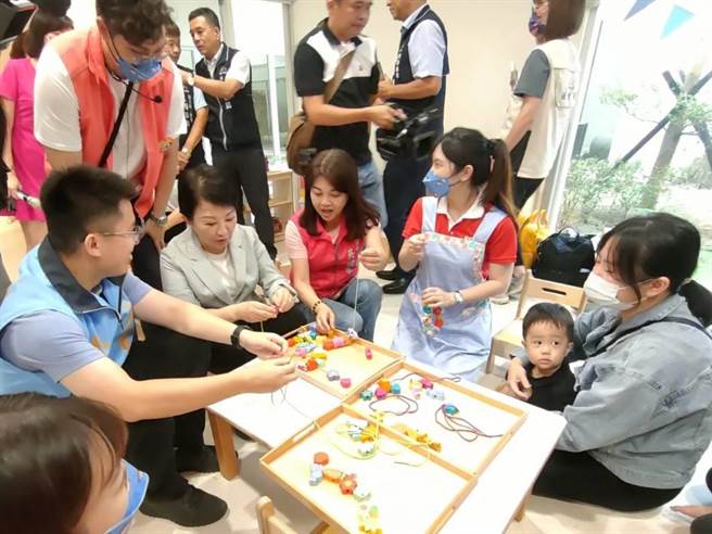 台中市乌日综合社会福利馆落成启用！台中市长卢秀燕（左二）11日出席乌日区亲子馆及公托揭幕典礼，并于会后视察公托收托情况。（潘虹恩摄）