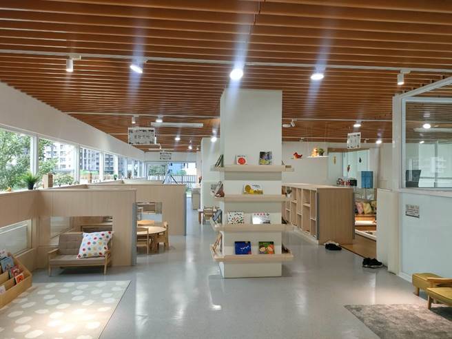 台中市乌日综合社会福利馆11日落成启用，其中2楼设置乌日区首座大型亲子馆，提供0至6岁婴幼儿及家长托育谘询、亲子活动、教玩具借阅等服务。（潘虹恩摄）