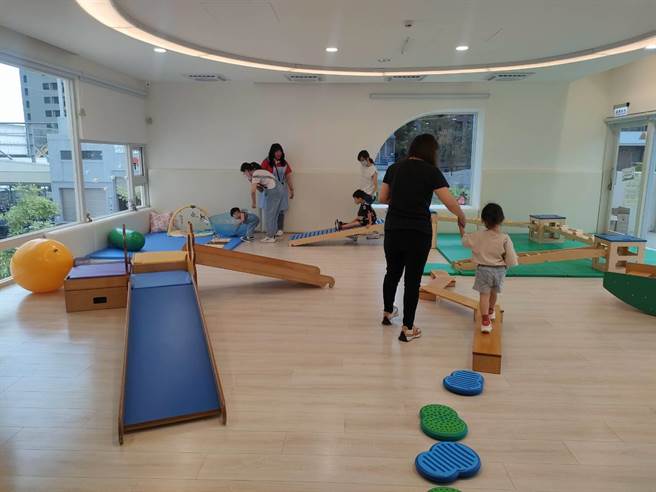 台中市乌日综合社会福利馆11日落成启用，其中2楼设置乌日区首座大型亲子馆，提供0至6岁婴幼儿及家长托育谘询、亲子活动、教玩具借阅等服务。（潘虹恩摄）