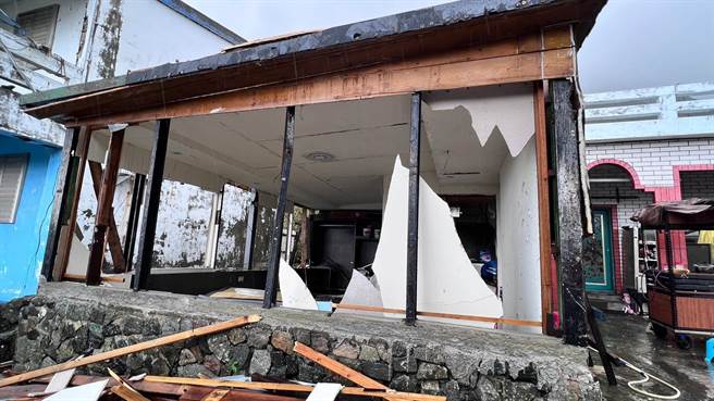 小犬颱风17级阵风横扫兰屿地区，全岛灾情严重，台东县府社会处今设立「小犬颱风灾害救助专款专户」。（台东县政府提供／蔡旻妤台东传真）