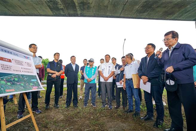 立法院交通委員會今赴宜蘭考察，交通部長王國材（右一）支持台62線瑞濱延伸至宜蘭頭城案，並盼能加速進行，讓這條道路成為國道5號真正的替代道路。（李忠一攝）