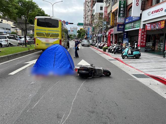 2023年10月11日新北市／新北市新庄思源路上午发生死亡车祸，1名75岁老翁骑乘机车因与公车擦撞，倒地后遭到辗毙。（新北市新庄警分局提供／吕健豪新北传真）