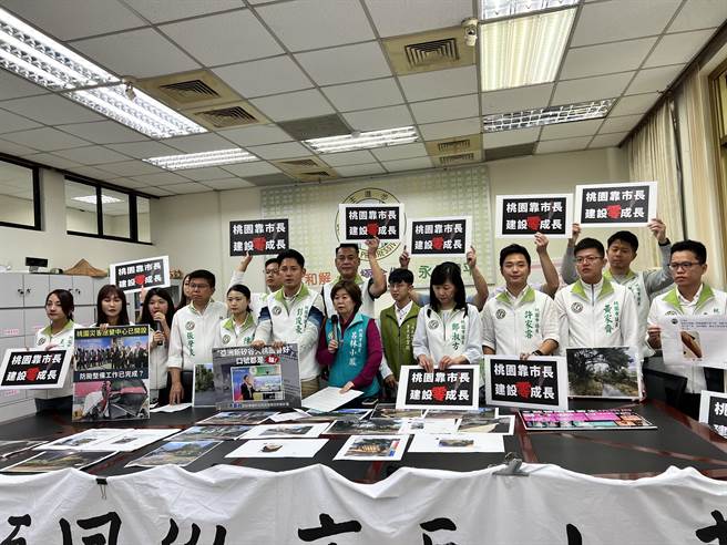 桃园市议会民进党团11日在市长施政报告开记者会痛批张善政「你是桃园大家长，不是国民党大家长！」(蔡依珍摄)