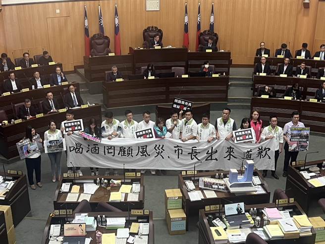 民进党团联合质询抗议张善政。(蔡依珍摄)