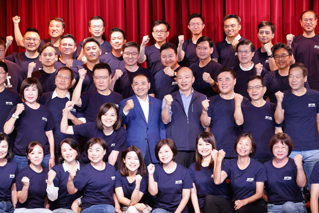 中廣董事長、戰鬥藍發起人趙少康（中左三）11日舉行「戰鬥藍再動員，國民黨要過半」記者會，除召集全台33位國民黨立委參選人，一同發表共同政見草案，力拚達成政黨輪替、國會過半的主流民意，國民黨總統參選人侯友宜（中左）、前高雄市長韓國瑜（中右）也現身一同大合照。（陳信翰攝）