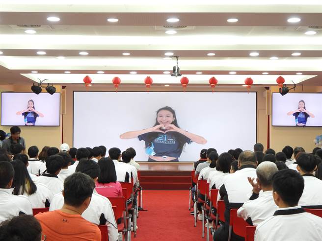 花蓮太平洋浪花半程馬拉松將在明年3月9日開跑，賽事代言人為日法混血女星雷艾美透過影片，介紹賽事內容。（羅亦晽攝）