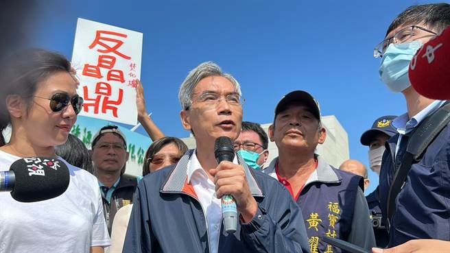 環境部長薛富盛（中）與立法院衛生環境委員會11日到彰濱工業區考察中部地區廢棄物處理及勞工職業訓練現況，他收下自救會及環團提交的陳情書後強調會帶回部裡討論。（孫英哲攝）