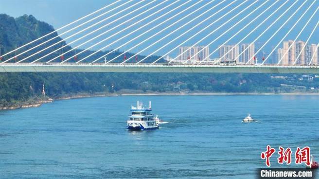 大陆首艘氢燃料电池动力船三峡氢舟1号首航。图为长江宜昌水域。（中新网）