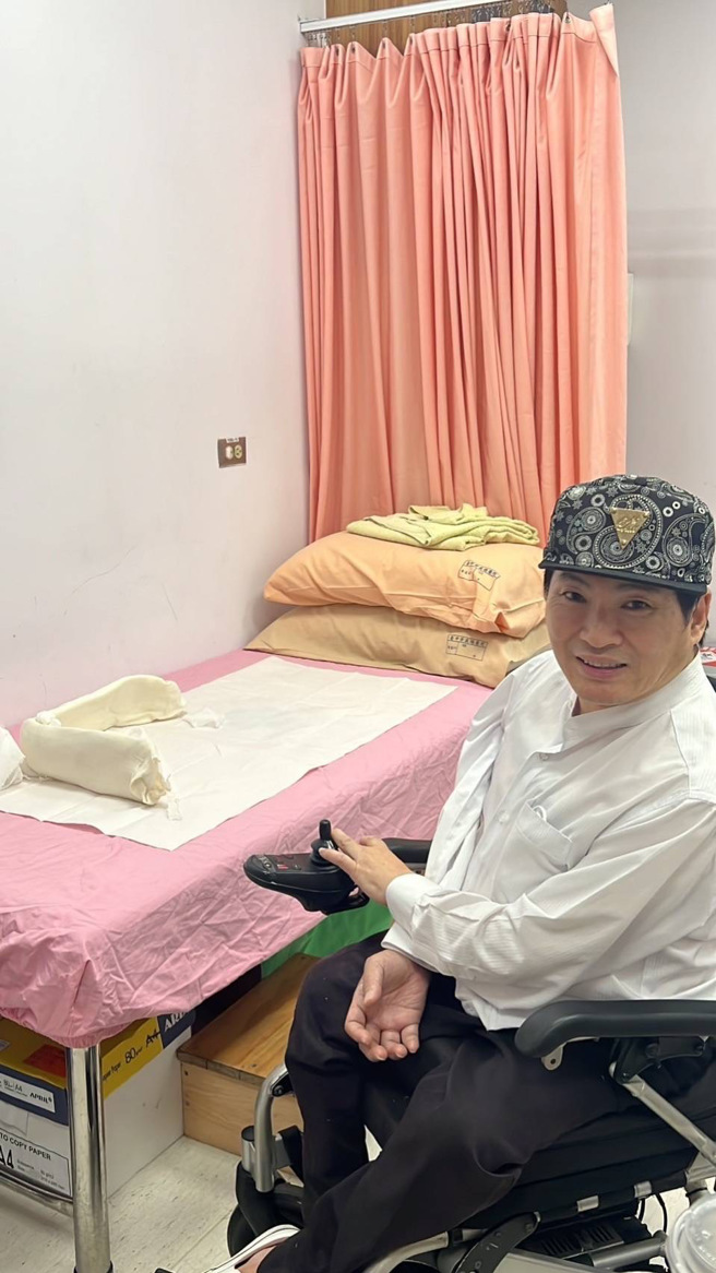 蔡义德靠轮椅代步。（蔡义德提供）