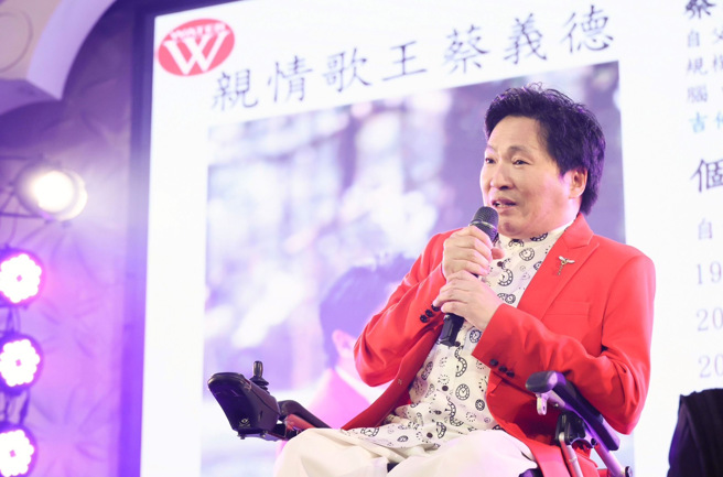 蔡义德为重新返回舞台，努力做復健。（蔡义德提供）