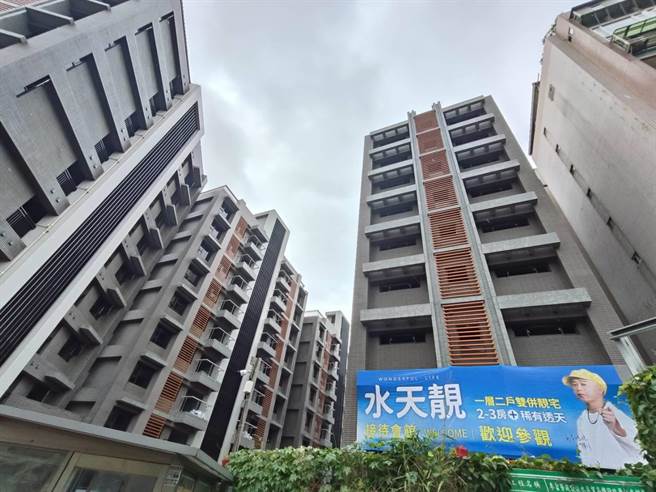  「南拳妈妈」弹头代言自家建案。（美秀创意提供）