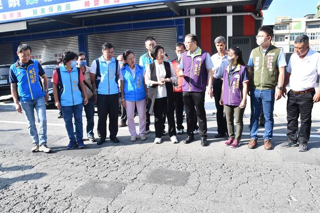 彰化县鹿港镇中正路路面裂纹处处，彰化县长王惠美（中）11日率员到场会勘时表示将进行道路改善工程。（孙英哲摄）