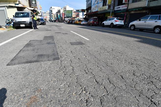 彰化县鹿港镇中正路是重要联道路，但路面裂纹处处，路况不佳遭民眾诟病。（孙英哲摄）