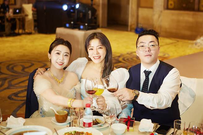 丁噹（中）日前参加弟弟婚礼，献上诚挚祝福。（相信音乐提供）