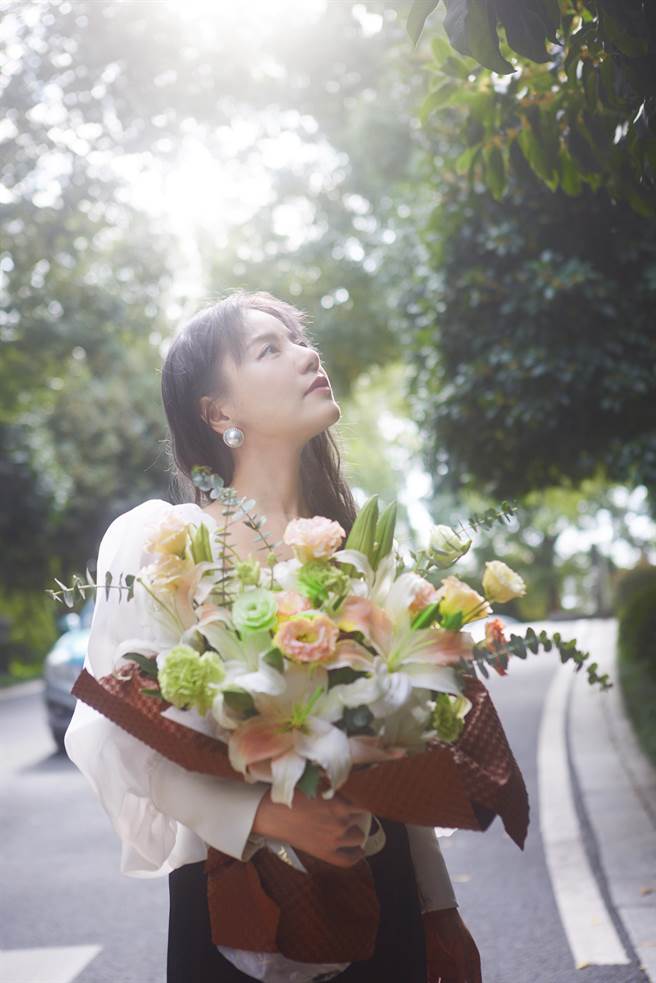 丁噹参加弟弟婚礼，自己也被催婚。（相信音乐提供）