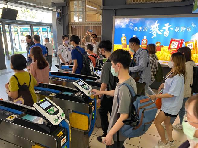 桃竹竹苗通勤定期票TPASS已於10月2日上路，據電子票證公司統計顯示，上路首周的使用人次已突破8萬人次。（陳育賢攝）